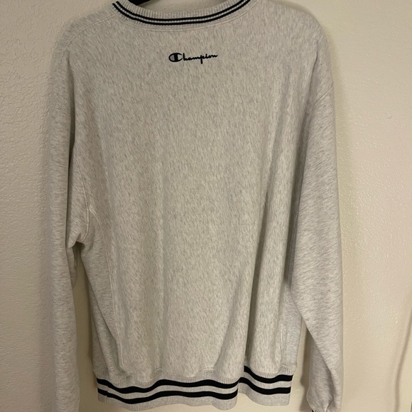 Very new Champion reverse weave crew neck in size L - Picture 2 of 4